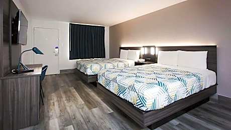 Queen Room with Two Queen Beds - Disability Access - Non-Smoking