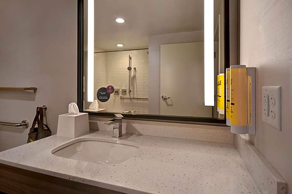 Tru by Hilton Manchester Downtown