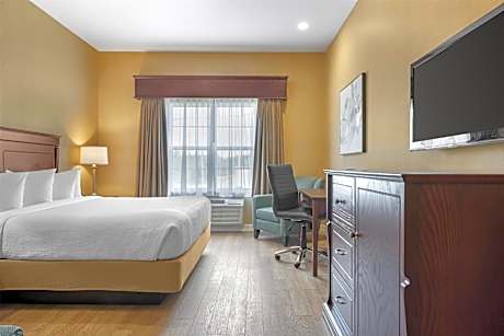 King Room with Roll-in Shower - Disability Access/Non-Smoking