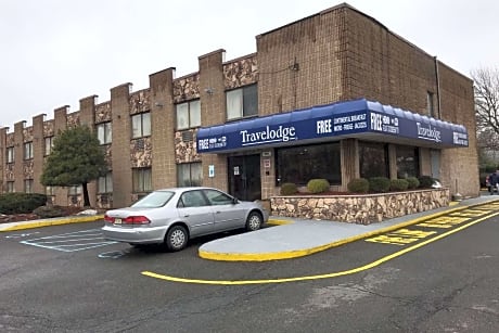 Travelodge by Wyndham Avenel Woodbridge