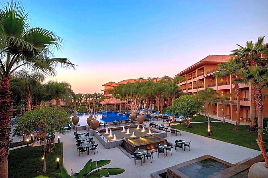 Dusit Thani LakeView Cairo