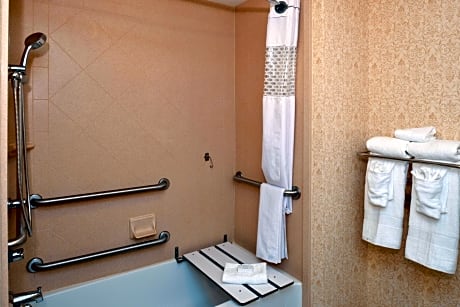 2 Queens Mobility/Hearing Access Tub Nosmok