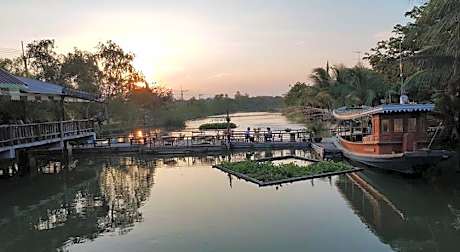 The Country Lake View Hotel