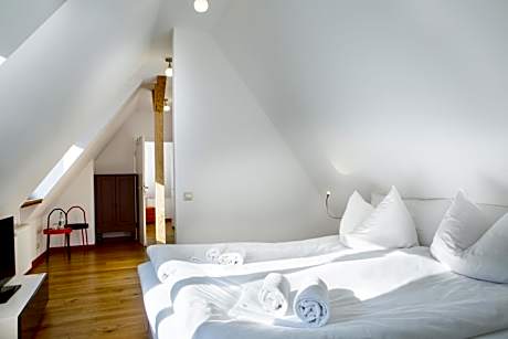 Family Room (2 Adults + 2 Children)