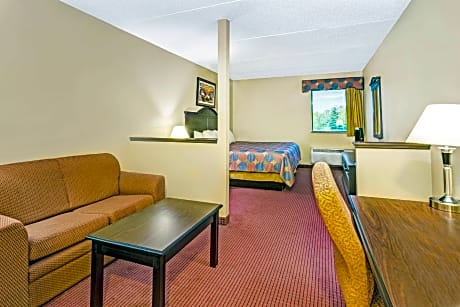 2 Queen Beds and 1 King Bed Suite Non-Smoking