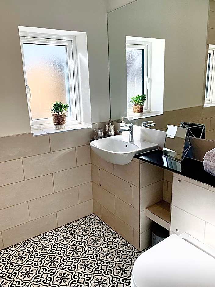 Upstairs at 33 - Self check in boutique accommodation in Worcester Centre