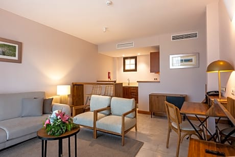 2 ADULTS + 2 CHILDREN WITH PRIVATE POOL