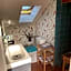 Chambre hôtes nichée sous les toits