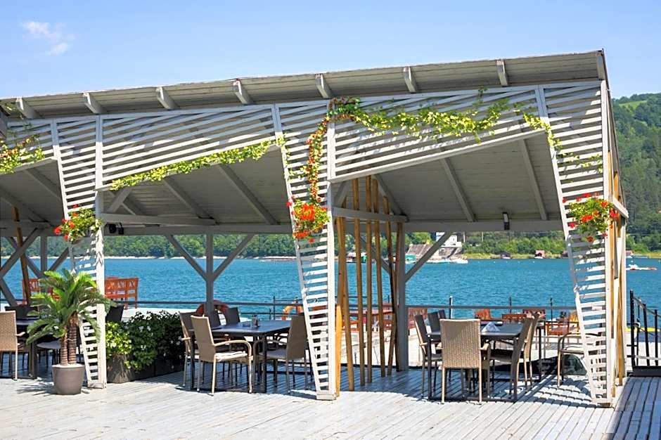 Hotel Plutitor Lebăda