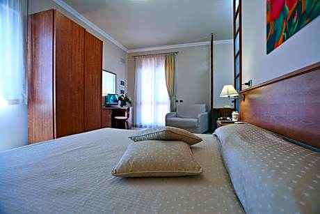 Studio (2 Adults)