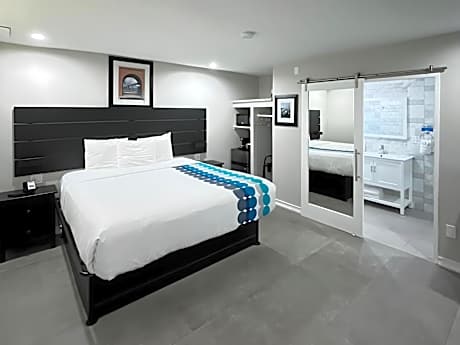 Standard Room with King Bed