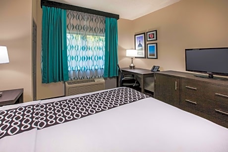 Queen Room with Mobility/Hearing Access - Non-Smoking