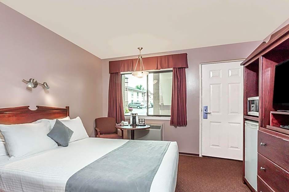 Super 8 by Wyndham Lake Country/Winfield Area