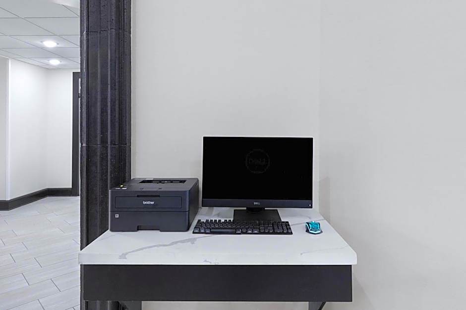 La Quinta Inn & Suites by Wyndham Houston Bush Iah South