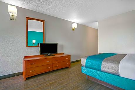 1 Queen Bed | Non-Smoking, Micfridge, Sofa-Bed