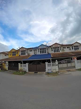 Little Blue House Kemaman Guesthouse