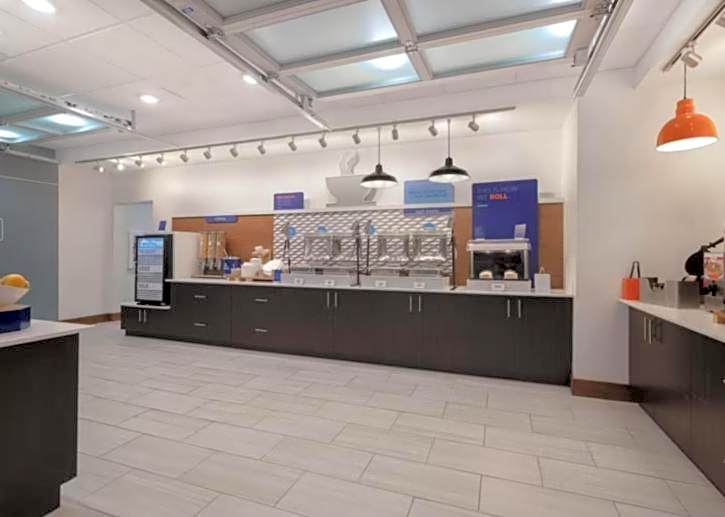 Holiday Inn Express & Suites - Detroit - Dearborn By IHG