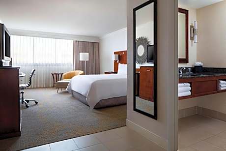 King Room with Adapted Tub - Mobility Accessible