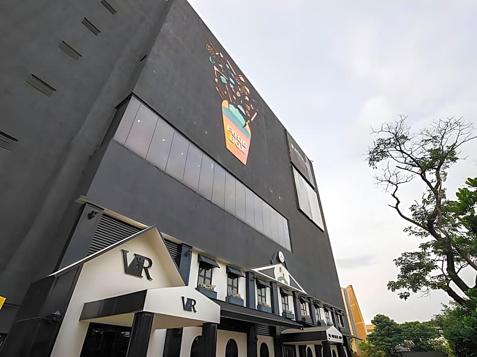 The Waverly Hotel & Residences