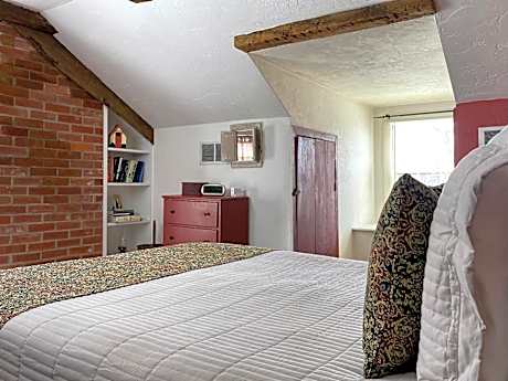 Deluxe Queen Suite