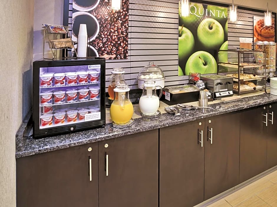 La Quinta by Wyndham Elkview - Charleston NE