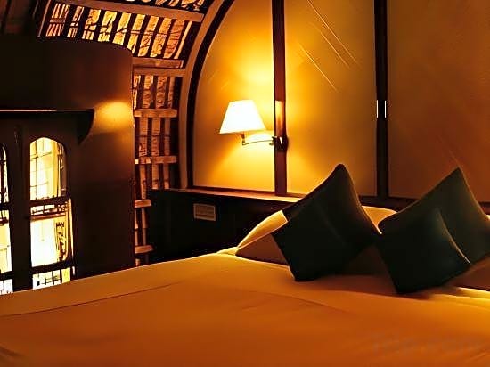 Spice Coast Cruises - Houseboat, A CGH Earth Experience