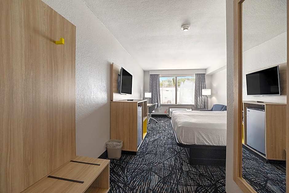 Days Inn & Suites by Wyndham Norton Shores/Muskegon