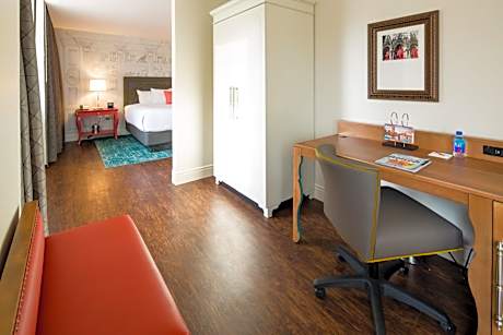 King Suite with Roll-In Shower - Disability Access/Non-Smoking