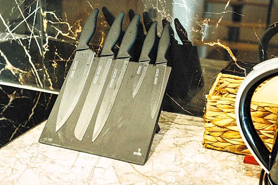 Przystań nad Sanem z widokiem na góry i rzekę