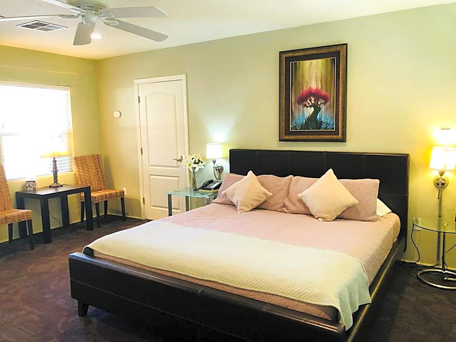 Queen's Inn By The River