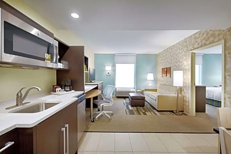 1 King Hearing Accessible Suite Non-Smoking