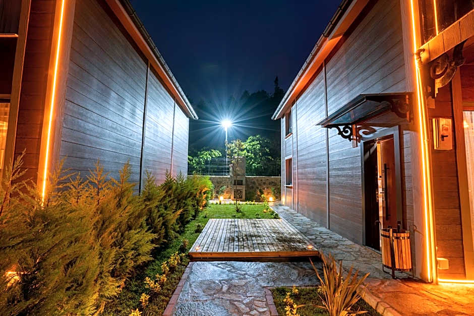 POISON GARDEN SUİTE