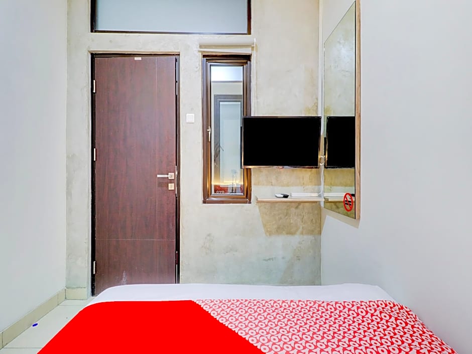 OYO 90215 Ada Residence