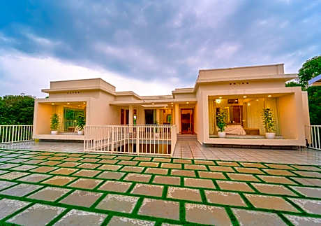 Glen Castle Vagamon by VOYE HOMES