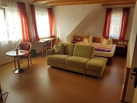 Apartment-Familie-Eigenes Badezimmer-Gartenblick