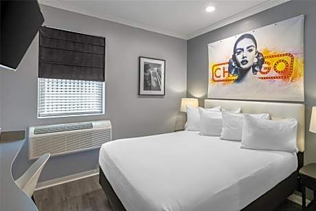 1 Queen Bed Non-Smoking Microwave And Refrigerator