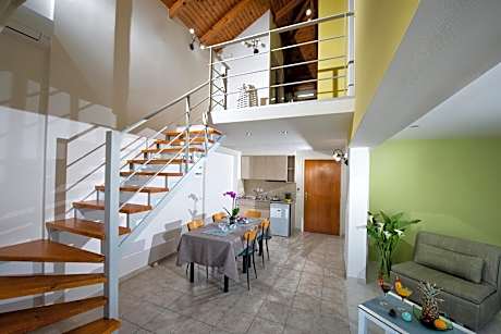 Superior Two Bedroom Apartment with Pool View - Split Level