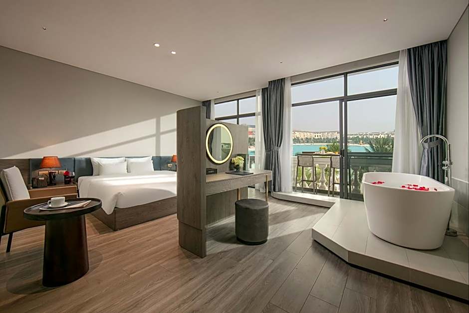 Photo 1 of 4 of 1 King Bed Suite, Ocean View