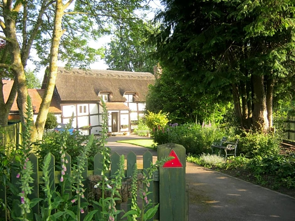 THE MOATS - CODDINGTON A small private thatched cottage B&B located in quiet countryside between Ledbury and Malvern - convenient for the Malvern Three Counties Showground and 5 miles from excellent shops restaurants and Ledbury Poetry Festival