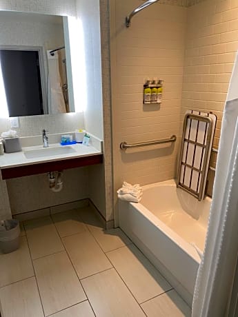 Standard Queen Room with Two Queen Beds and Mobility Accessible Tub