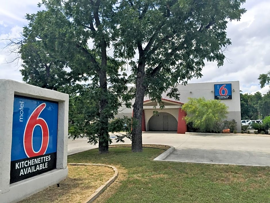 Motel 6-Uvalde, TX