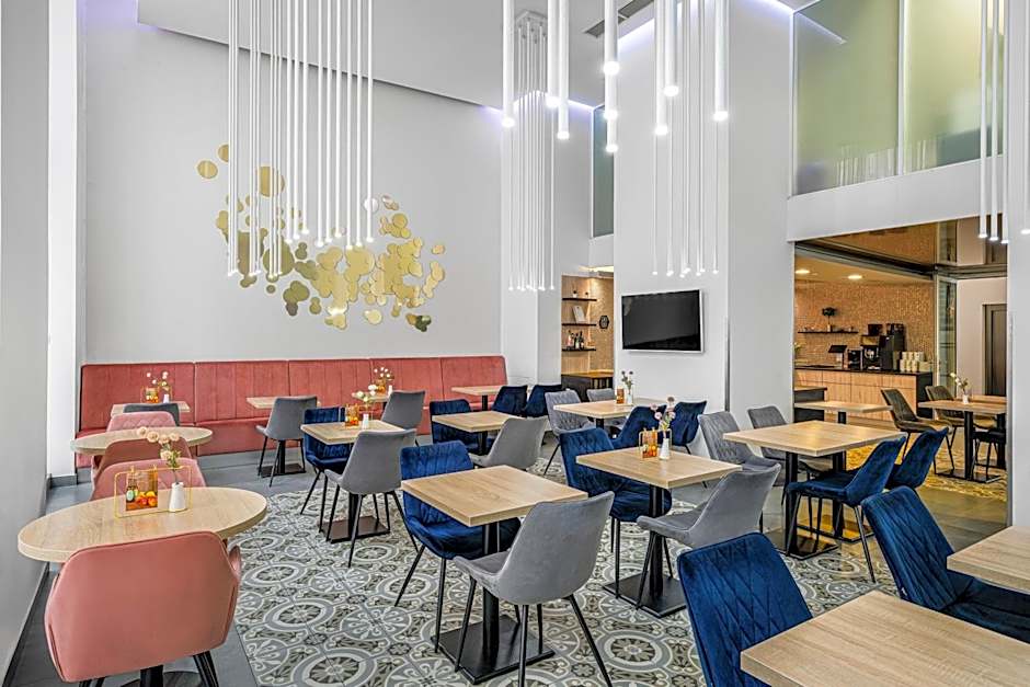 12 Revay Hotel