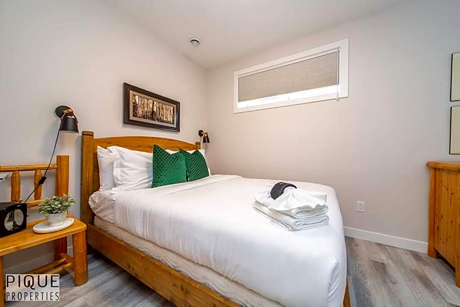 NEW, Mountain Chic Suite, Whyte Avenue, Netflix, WiFi, Sleeps 6