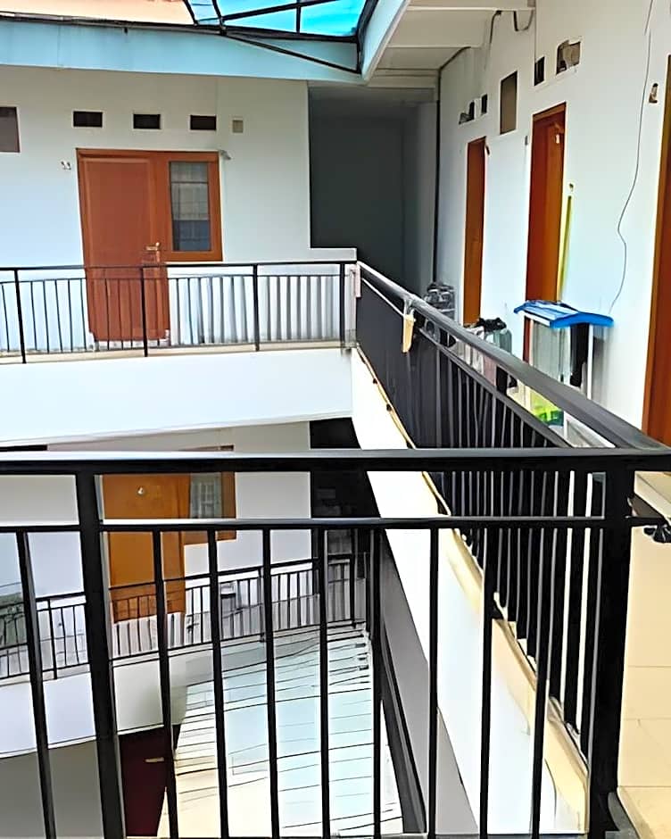 OYO Life 93158 Kost Asaka