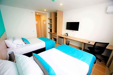 2 Single Beds, Non-Smoking, Standard Room, Mini Bar, Wi-Fi, Air-Conditioned, Safe, Full Breakfast