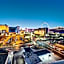 Ultimate Las Vegas Getaway One Bedroom Suite with Balcony, Kitchen, Gym, Pool & Free Parking