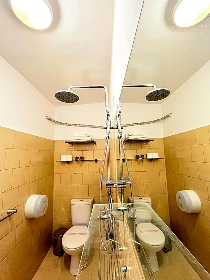 Lotus Family Hotel - Free Parking