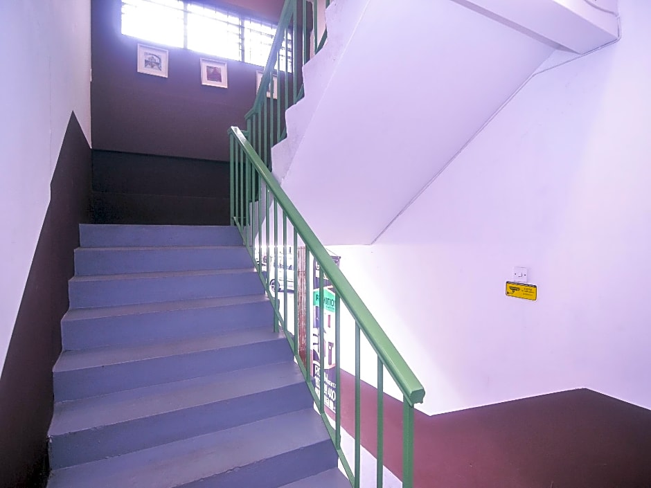 OYO 89465 Golden Lounge