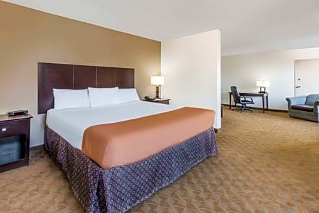 Accessible - Suite King Bed Mobility Accessible Bathtub Sofabed Non-Smoking Full Breakfast