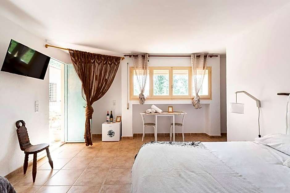 AldeaMia, Forest, mountain view, beach at 8 min